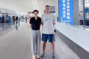 ?好的信号？杨瀚森的父母已经启程前往美国 现场支持儿子